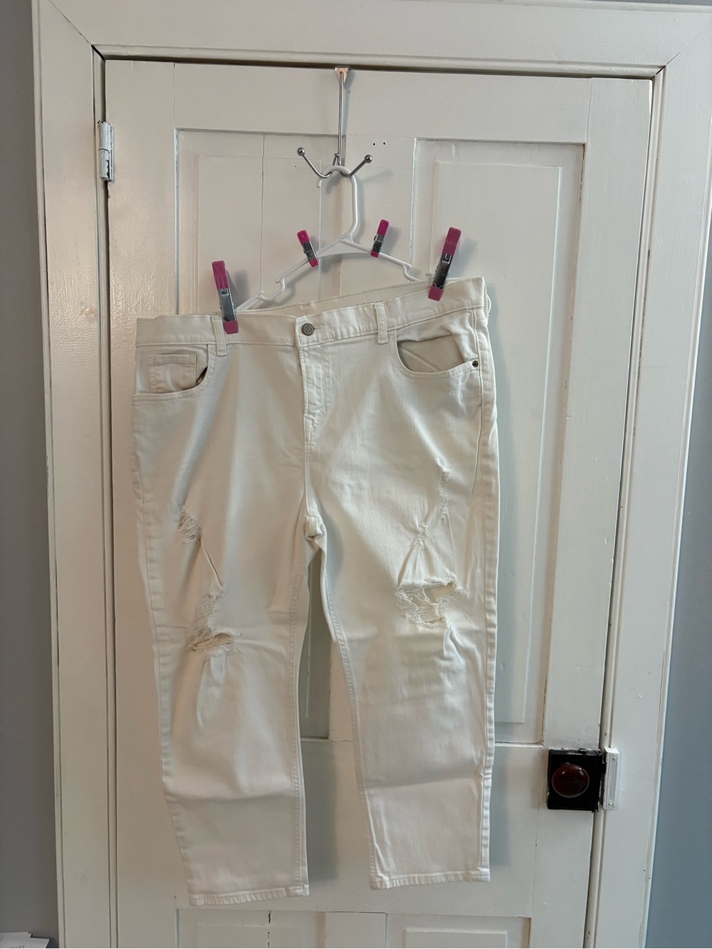 Old Navy Women's Straight Leg Ripped Jeans in White/Cream